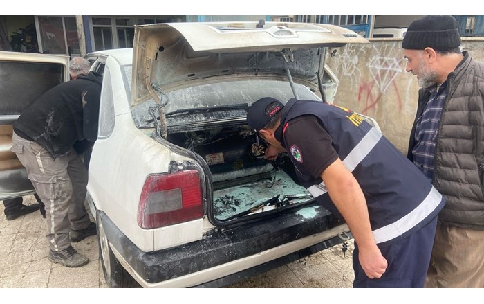 Park halindeki araçta yangın çıktı