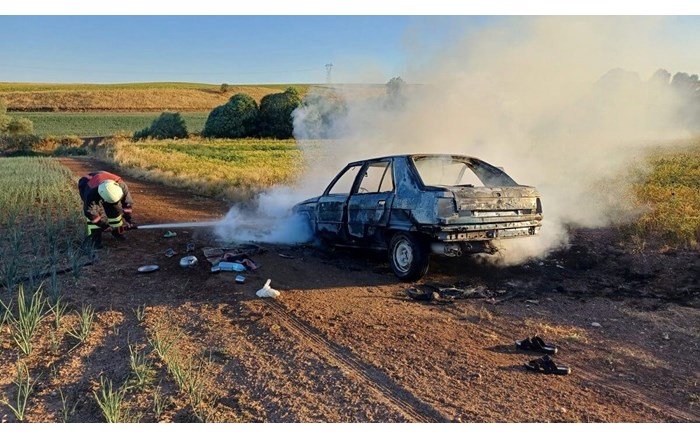 Park halindeki otomobil yandı