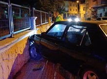 Plakasız otomobille polisten kaçtılar, duvara çarpınca yakalandılar
