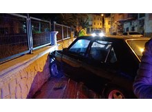 Plakasız otomobille polisten kaçtılar, duvara çarpınca yakalandılar