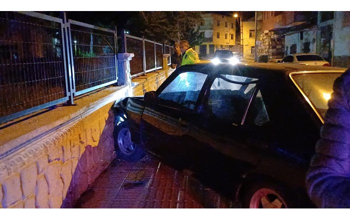 Plakasız otomobille polisten kaçtılar, duvara çarpınca yakalandılar