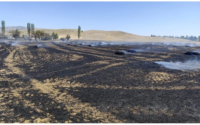 Saman balyaları küle döndü