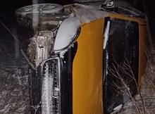 Şarampole devrilen ticari taksinin sürücüsü yaralandı