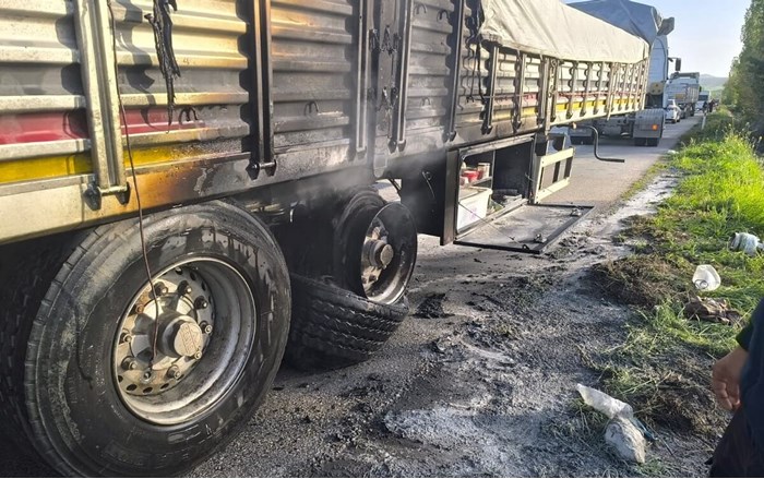 Seyir halindeki tırın dorsesi alev aldı: 1 yaralı