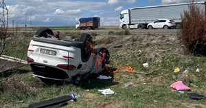 Takla atan otomobil şarampole devrildi: 4 yaralı