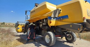 Tarlada çalışan biçerdöverde korkutan yangın