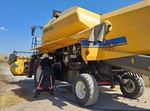 Tarlada çalışan biçerdöverde korkutan yangın