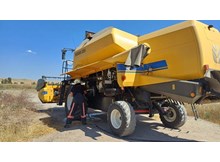 Tarlada çalışan biçerdöverde korkutan yangın