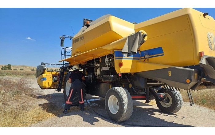 Tarlada çalışan biçerdöverde korkutan yangın