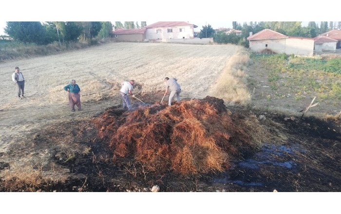 Tarlada çıkan yangında 300 adet balya kül oldu