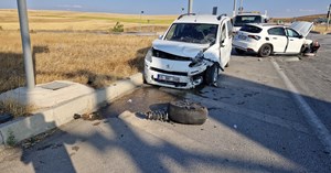 Ticari araç ile otomobil çarpıştı: 10 kişi yaralandı