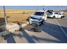 Ticari araç ile otomobil çarpıştı: 10 kişi yaralandı