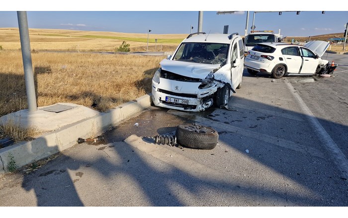 Ticari araç ile otomobil çarpıştı: 10 kişi yaralandı