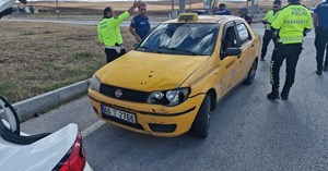 Ticari taksi ile 3 tekerlekli motosiklet çarpıştı: 1 yaralı