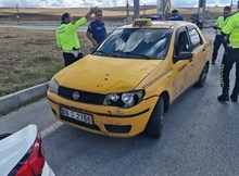 Ticari taksi ile 3 tekerlekli motosiklet çarpıştı: 1 yaralı