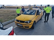 Ticari taksi ile 3 tekerlekli motosiklet çarpıştı: 1 yaralı