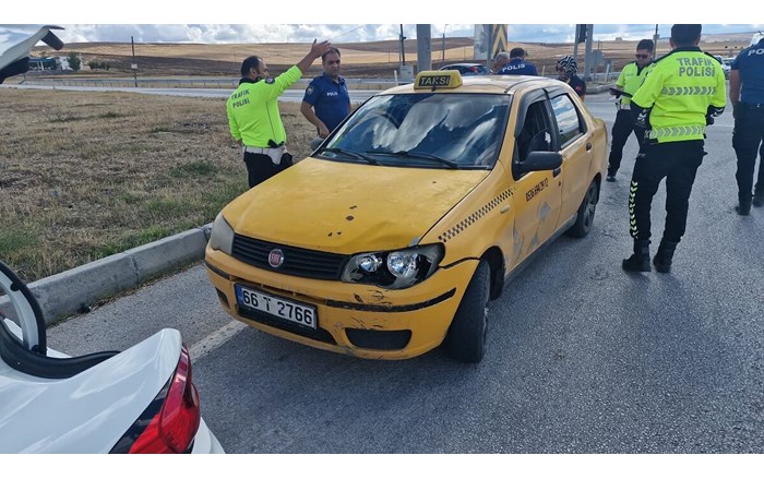 Ticari taksi ile 3 tekerlekli motosiklet çarpıştı: 1 yaralı