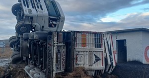 TIR devrildi, kabini havada asılı kaldı