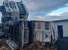 TIR devrildi, kabini havada asılı kaldı