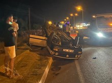 Tırın sıkıştırdığı otomobil takla attı: 1 yaralı