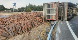 Tomruk yüklü tır devrildi: 1 yaralı