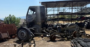 Trafo patladı, arı kovanları yandı