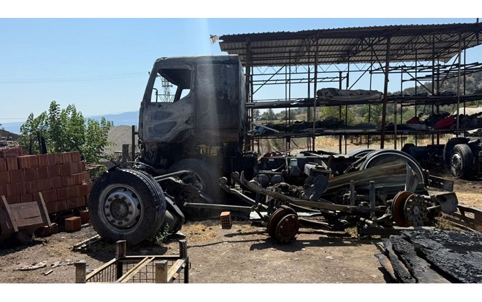 Trafo patladı, arı kovanları yandı