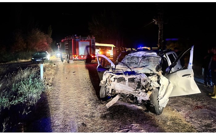 Traktör römorkuna çarpan jeep hurdaya döndü: 6 yaralı