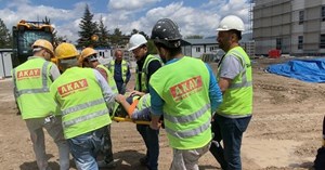 Üzerine iskele düşen inşaat işçisi yaralandı