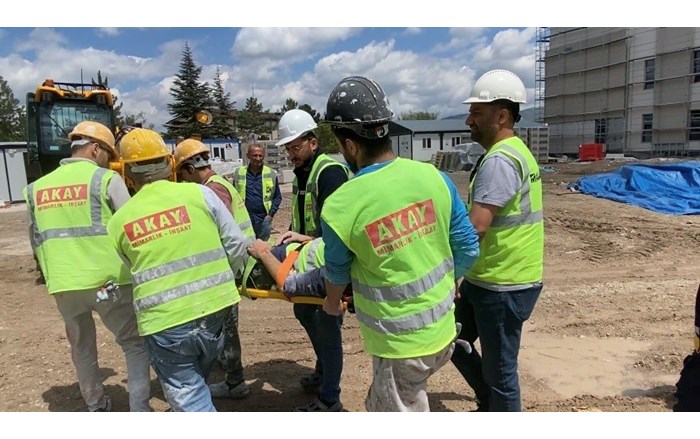 Üzerine iskele düşen inşaat işçisi yaralandı