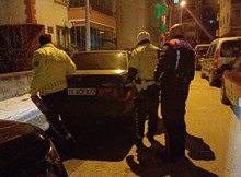 Yakalanacağını anlayınca arkadaşını ve aracını bırakıp kaçtı