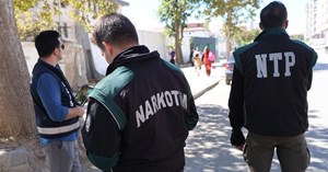 Yakalanacağını anlayınca uyuşturucuyu camdan dışarı attı