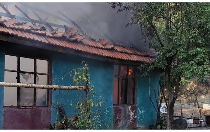 Yanan ev kullanılmaz hale geldi