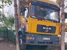 Yoldan çıkan kamyon duvarda asılı kaldı