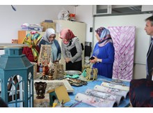 Azime Çiftçi, kursiyerlerin ürünlerini inceledi