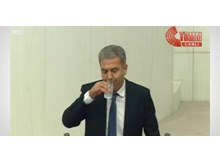 Ramazanda meclis kürsüsünde su içince...