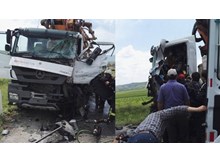 2 kamyon kafa kafaya çarpıştı