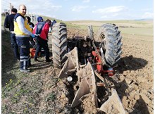 Traktörün altında kalarak can verdi