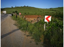 Otomobil tarlaya devrildi