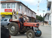 Hititler traktörle geziyor