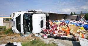 TIR devrildi: 2 yaralı