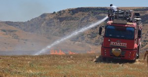 Elektrik telleri tarlayı yaktı