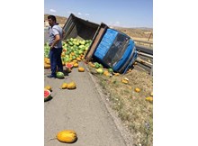 Kavun-karpuz kamyonu devrildi