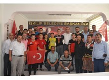 Şampiyon güreşçiye davullu-zurnalı karşılama