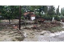 Şiddetli yağış köyü felç etti