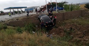 Valilik koruma aracı dereye uçtu: 2 polis yaralı
