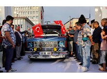 Klasik otomobillerden renkli konvoy