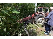 Traktör yoldan çıktı: 1 ağır yaralı