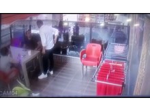 Elindeki silahla caddeyi birbirine kattı