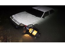 Otomobil göle düştü